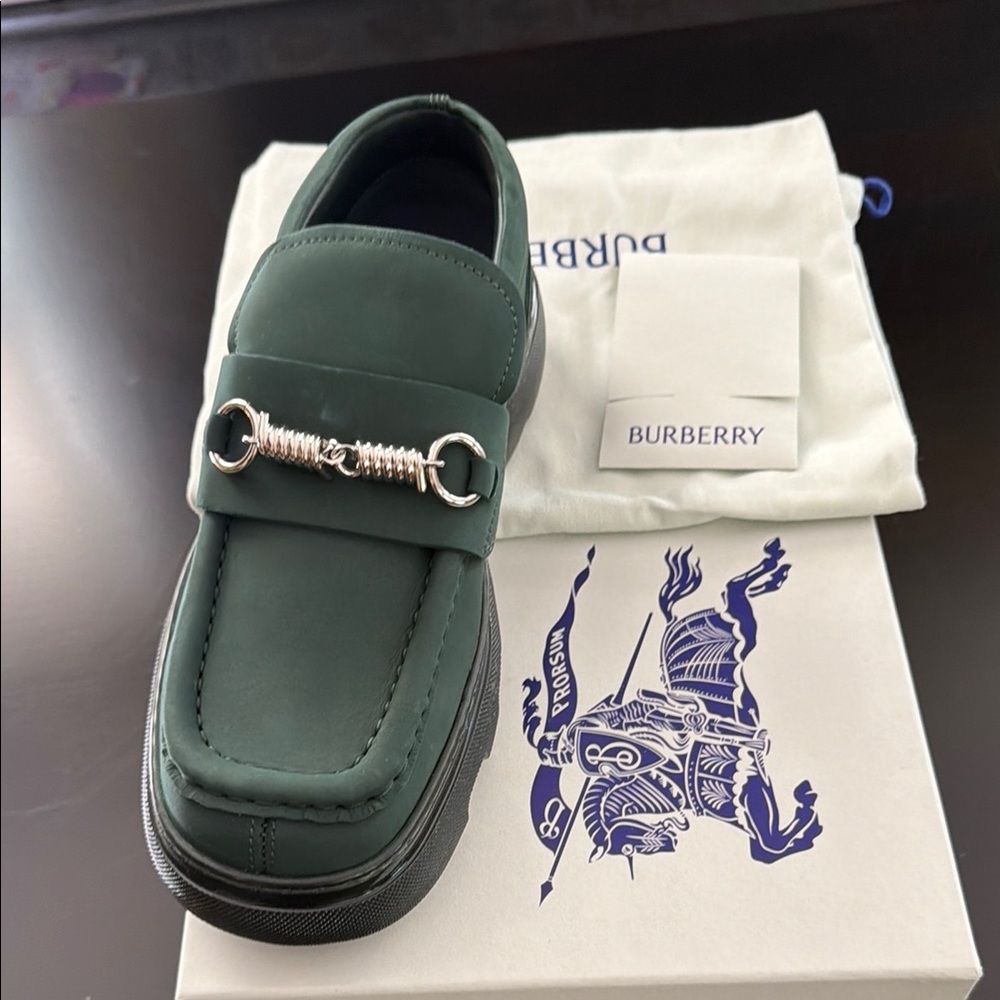 NWT Burberry ladies Green Leather Horsebit Loafers Sz 38